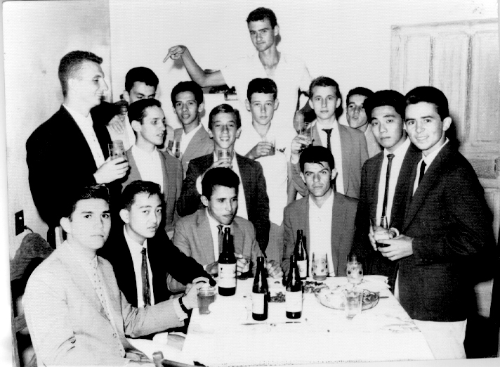 Numa pose especial para a posteridade, um grupo de jovens votuporanguenses dos anos 60, em festa que exigiu o paletó e gravata. Aparecem, entrou outros: Carlos Maiorquim, João Okimoto, Tim (da Farmácia), e (?) (sentados). De pé: Marinho Farinazzo, Hernani Nabuco Filho, Nasser Gorayb, Jonas Rodrigues, Melão, Haroldo Mazaferro, Toninho Jabur (atrás), Urbano Doimo, Edemar Marão, Vitório Okimoto e Toninho Lourenço. 