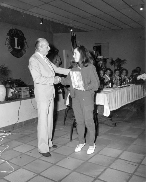 No Lions Clube - O secretário de Educação e Cultura da Prefeitura faz a entrega da premiação do concurso “Estímulo à Leitura”.