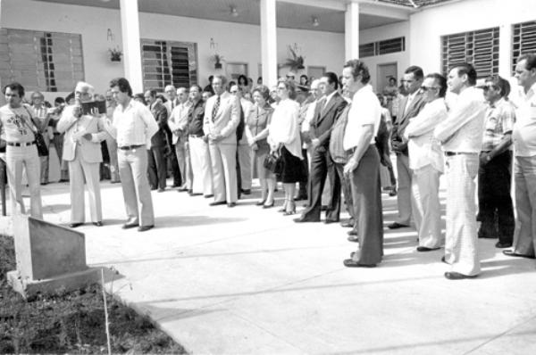 Casa da Cultura - O prefeito João Antonio Nucci (ao centro de paletó e gravata) construiu na sua segunda administração o espaço cultural no imóvel da Prefeitura localizado na Rua Minas Gerais. Ali aconteceram audições musicais das Escolas e eventos artísticos num anfiteatro bem montado, além de exposições de artes. Na foto, quem discursa é o escritor Edward Coruripe Costa sendo ouvido pelas autoridades da época. Ao lado de Nucci, aparecem os então vereadores Alzimiro Brantis e José Nunes Pereira. Na esquerda, Avelino Trovó e Joaquim Neves, entre outros. Foto do arquivo do jornal A Cidade.