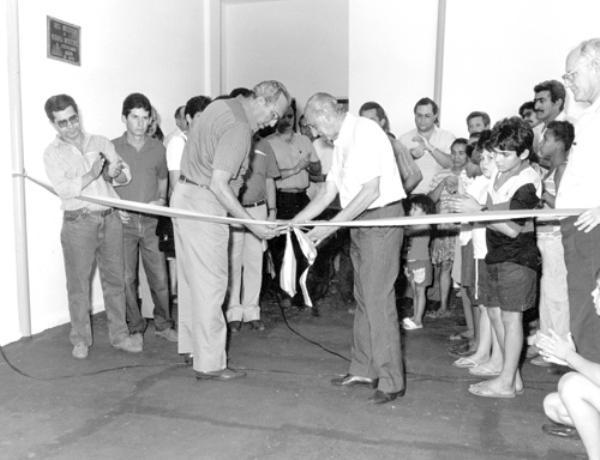 A inauguração da Padaria Municipal, Vaca Mecânica e Cozinha Piloto. O prefeito João Nucci e Annibal Torrón, desatam a fita que marca a entrega dos melhoramentos, na presença de vereadores  e secretários municipais.