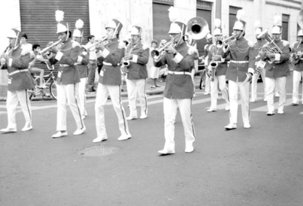 Desfile - Garbosas fanfarras e bandas marciais visitantes enriquecendo o desfile cívico de 8 de agosto. Uma realização do secretário Annibal Lopes Torrón.