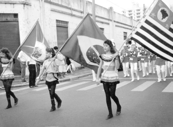 Desfile - O desfile cívico de 8 de agosto pela Rua São Paulo. A organização da Secretaria de Educação e Cultura com a participação dos estudantes e fanfarras visitantes.