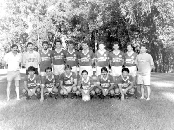 O time da AABB - O ano é 1983. Perfilada na foto a equipe da AABB- Associação Atlética Banco do Brasil, com uniforme patrocinado pela Comercial Só Nata. Confira da esquerda para a direita, de pé: Pedro (dono da Cantina da AABB), Marlúcio (goleiro), Bozó, Arruda (Cisne), Ronaldo (Bradesco), Salum, França (Pansani), Valtinho, Gazzoto e Munhóz (técnico). Agachados: Valmir (Miro japones), Dioraci (o Diora), Luizinho, Marcinho, Zetão e Carlinhos Sumio (Baiano). A foto pertence ao arquivo pessoal de Luiz Henrique da Silva (o Luizinho do Bar).\r\n