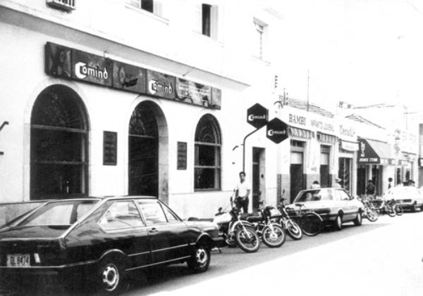 Rua Amazonas - A revitalização da rua Amazonas muda o panorama do centro comercial de Votuporanga. Nesta foto de 10 de janeiro de 1985 um aspecto da principal artéria da cidade na altura da esquina da rua Tietê, onde estava instalado o extinto Banco Comind. Abaixo, uma outra foto recorte de uma revista que circulou nos anos 50, e mostra a rua Amazonas a partir da Concha Acústica, na esquina com a rua Santa Catarina. Veja as fachadas das lojas do centro comercial. \r\n