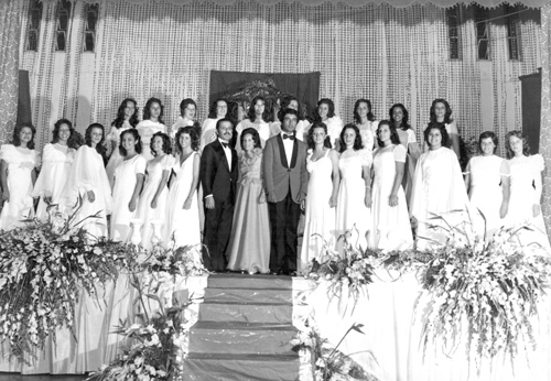 O baile das debutantes nos anos 80 - Uma apresentação espetacular das Debutantes de Votuporanga. Ao centro do palco, o casal presidente do Votuporanga Clube, Rames Cury e Maria Antônia, ao lado do então ator galã da novela das 8, Paulo Figueiredo. Rames admite que esse foi um dos maiores eventos, o grande baile do ano de 1982. A sede social do clube foi transformada pela criatividade do saudoso decorador Dair Faria, de Rio Preto. O baile das debutantes sempre se constituiu na maior promoção anual da sociedade votuporanguense. Havia o empenho da diretoria e dos pais das jovens debutantes. A maioria dessas meninas continua residindo em Votuporanga. Vale a pena recordar este grande momento da sociedade local. Arquivo pessoal da família Cury. 