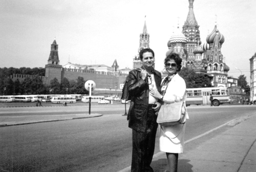 Em Moscou - Ano 1978 - Em viagem pela Rússia, o casal votuporanguense saudoso José Marão Filho e sra. Alba fazem um pit-stop para esta foto na famosa Praça Vermelha, em Moscou. Nesse  tempo, ainda predominava a chamada guerra fria e era de difícil acesso aos turistas os países soviéticos. A foto faz parte do álbum de amigos do dr. Joaquim Figueira da Costa.