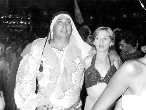 Carnaval de 1976 - A foto é de 1976 - Na pista de dança do Votuporanga Clube, destaque é para Jurani Pereira da Silva (eleito naquela noite o Maior Folião) e sua esposa Marlene.  Jurani protagonizou a figura do maior carnavalesco dos anos 70, quando, em três oportunidades, apresentou-se como o Rei Momo do Carnaval de rua. Era uma atração dos festejos momísticos de Votuporanga pela seriedade que encarnava a figura de Rei Momo.