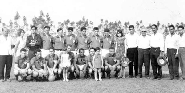 O União de Valentim Gentil - Trata-se de um time que fez um jogo festivo em 11 de setembro de 1966. Consta que foi uma partida comemorativa e posse da nova diretoria do clube. Veja quem são os personagens da foto, conferindo da esquerda para a direita, em pé: Felix, Iracema, Niquinho, João Graminha, Neno, Ditinho, Clijuri, Peru, Olegário, Zoraide, Nenê, Rodolfo, Gervásio, Rdrigues e Manoel do Livramento. Agachados. Pedrinho, Camargo, Torneiro, Cabo Sérgio, Gera, Edi e Vitor. A foto é do qruivo pesosal de Olegário.