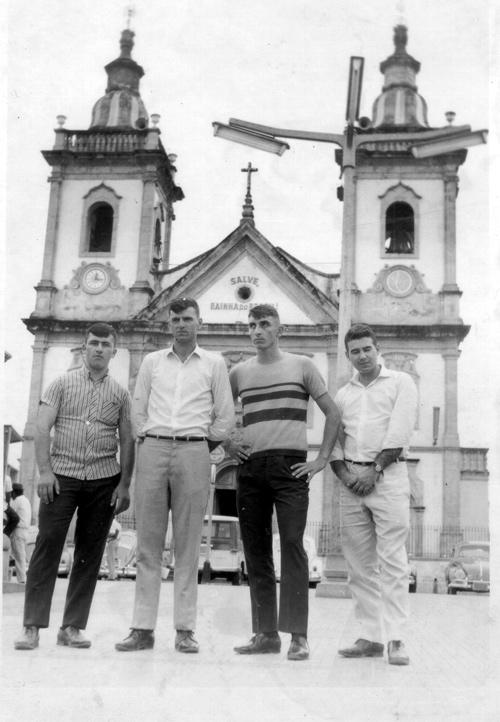 Na velha basílica - Os jovens que aparecem defronte a antiga Basílica de Aparecida do Norte, eram alunos da Escola de Soldados da Polícia MIlitar de Mogi das Cruzes. A foto é de 1969 e aparecem a partir da esquerda: Osvaldo Alves, José Pereira Filho (Cabo Pereira) e Euclides Novelli (Jacaré), todos de Votuporanga. Na direita, está o Alvaro (de Pindorama). A foto é do álbum de Euclides Novelli.