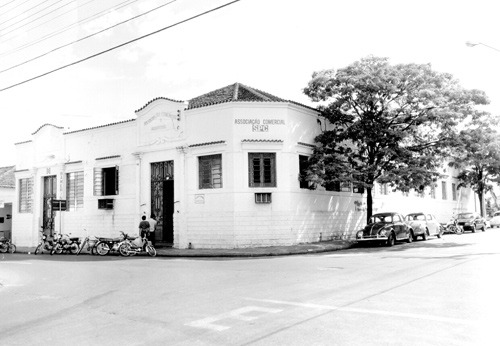 Votuclube e Associação Comercial - Este prédio foi a primeira sede social do Votuporanga Clube até o ano de 1954. Depois, serviu como a primeira instalação da  Associação Comercial. Hoje no local está o majestoso edifício da Associação Comercial (rua Pernambuco, esquina com a Mato Grosso). Veja o ritmo pacato da cidade naquela época. A Associação Comercial alugava o salão para os bailes populares dos anos 60/70, quando o Votuclube era ocupado por uma camada mais requintada da sociedade.