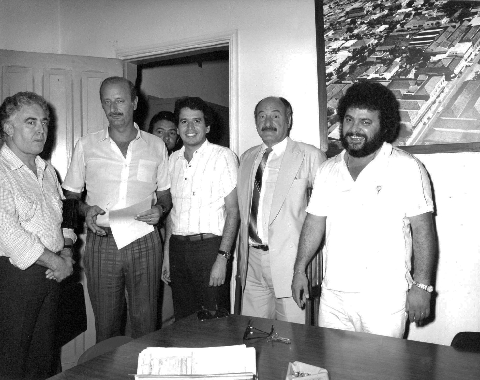 Uma foto do ano de 1984. Era tempo de Quércia no governo de São Paulo e Mário Pozzobon na Prefeitura. Na foto aparecem ainda o deputado federal do PMDB Edinho Araújo e o saudoso médico Diorandi Figueira da Costa (então presidente do PMDB local). Eles recepcionaram Waldemar Casadei, na época prefeito de Lins e, posteriormente, superintendente do DAE (Departamento de Água e Esgoto do Estado de São Paulo).