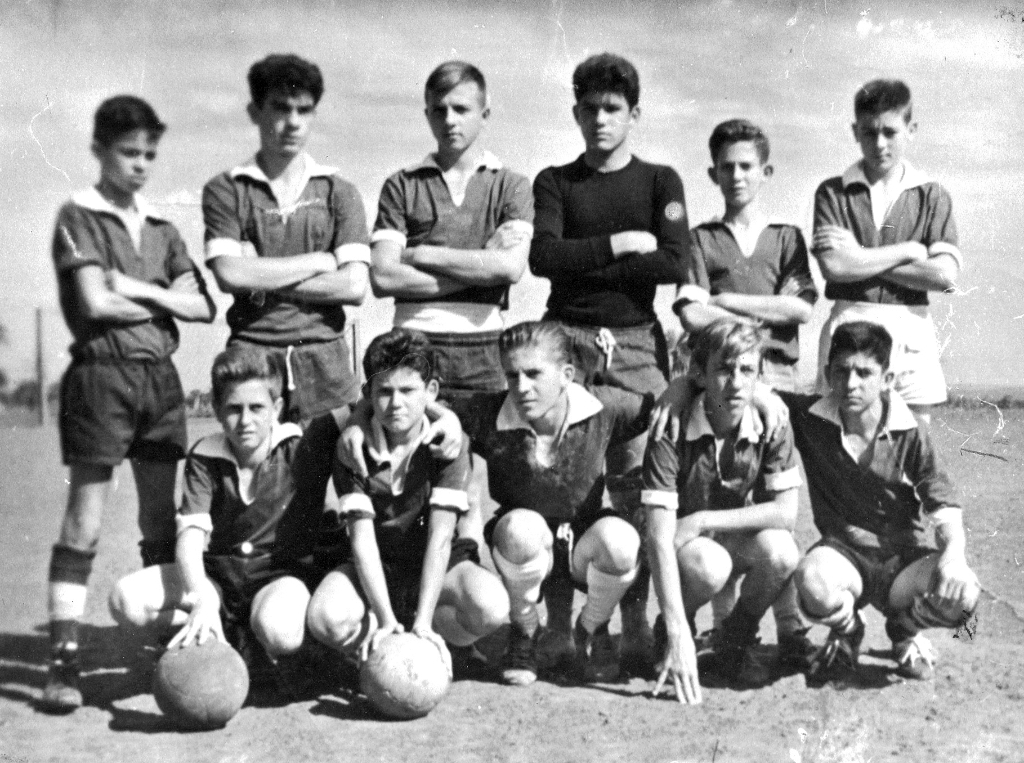 Esta é a equipe do Palmeirinha de Votuporanga que marcou presença no Campeonato Infanto-Juvenil dos anos 60. Da esquerda para a direita, de pé: Tim, Paulo Afonso Souza Pinto (Teco), Zezo Ferrari, Roberto, Kidão e Zé da União. Agachados: Octavinho Viscardi, Beto Mazaferro, Roberto, Nílson Barbieri (Melão) e Anésio Reganin. A foto pertence ao Zé da União.