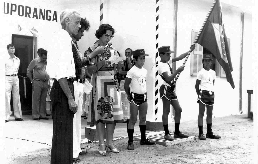 O ano é 1978. A professora Célia Beretta, esposa de Orlando Beretta, ele o primeiro presidente da Guarda-Mirim, faz a leitura do juramento para a incorporação dos primeiros “guardinhas” do Centro Social. O ato solene foi prestigiado pelas autoridades. Aparecem em primeiro plano junto a oradora, o sargento Atilano Guatemozim Pedroso e o radialista João Carlos Ferreira. Ao fundo pode ser identificado o saudoso vice-prefeito Onofre de Paula. A foto é do arquivo do Centro Social.