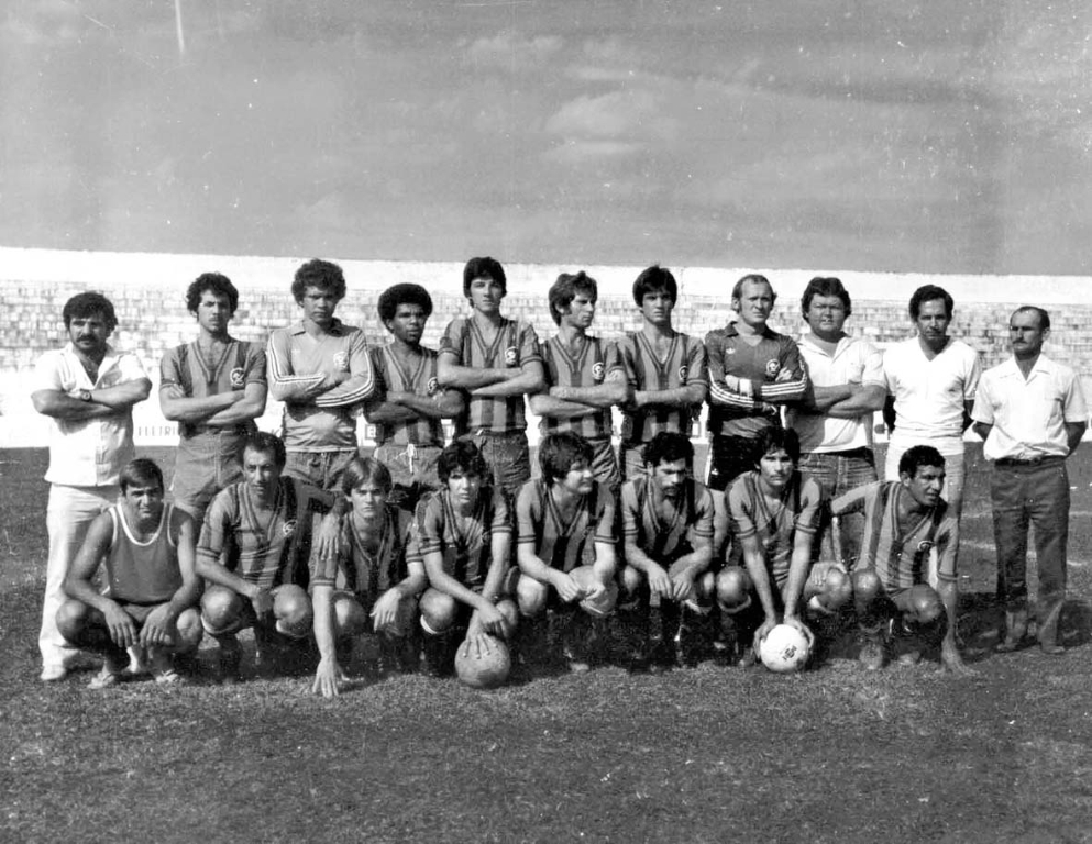 Na foto a juventude da Sociedade Esportiva Jowanel dos anos 80. O palco é o estádio “Plínio Marin” onde esta equipe conquistou grandes resultados. A partir da esquerda, de pé: Paco (técnico),  Joãozinho, Hélio, Zé Lázaro, Clodoaldo, José Carlos (Cecê), Scamati, Zé Branco, Aurinho, Valter Costa (presidente) e Sebastião Nicoletti. Agachados: Nilson (massagista), Dago, Carlos Nicoletti, Piva, Toniquinho, Miltinho, Betinha e Valtinho. A foto faz parte do álbum esportivo de José Roberto Marquiori (Zé Branco)