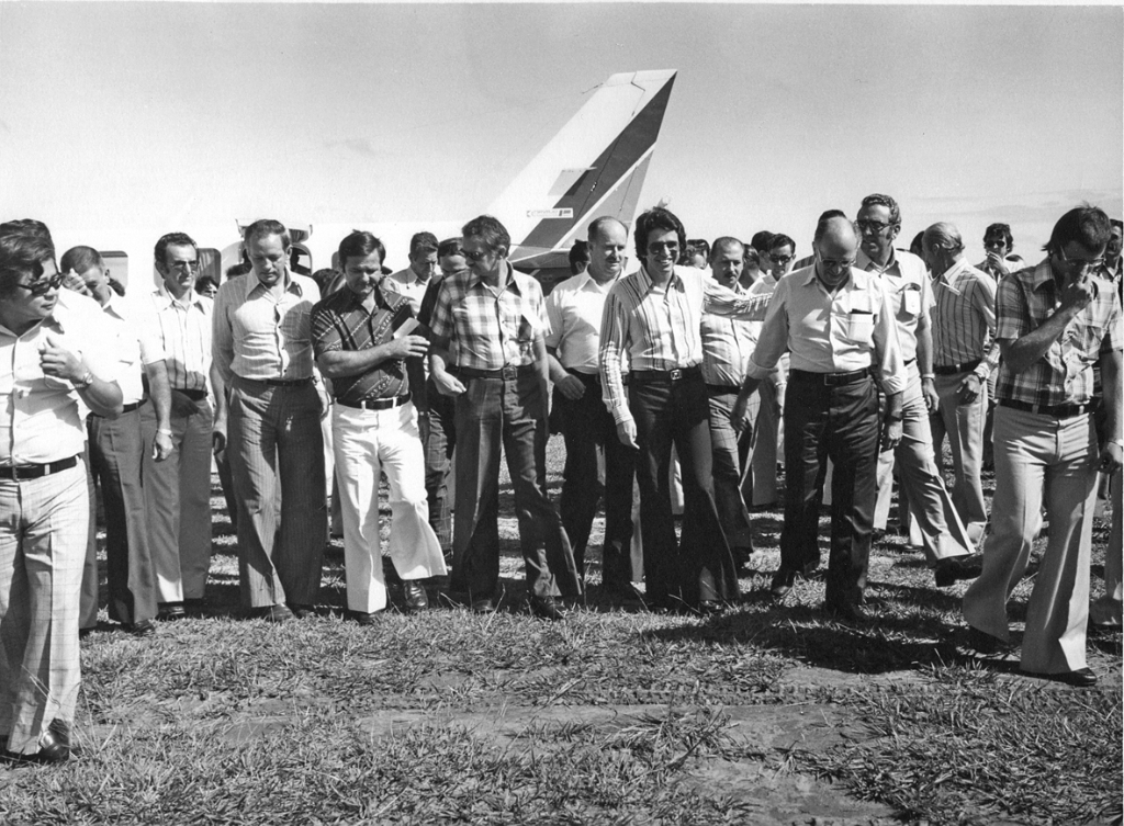 Era costume as autoridades locais comparecerem ao aeroporto para receber as autoridades que chegavam na cidade. Esta foto de Takeo Sato (Foto Votuporanga) está datada de 2 de abril de 1977. A partir da esquerda: Antonio Higa (correspondente do jornal O Estado de S. Paulo), Antonio Trombone, Adauto Luppo, Alzimiro Brantis, Octaviano Nogueira (era o presidente da Câmara), o presidente da AMOP (Associação dos Municípios do Oeste Paulista) Aguinaldo Pavarini (na época, prefeito de Turmalina), atrás o vereador José Nunes Pereira, secretário de Obras do governo Francisco de Barros (visitante), deputado Áureo Ferreira, prefeito João Nucci e vereador Jair Francisco (Doca).