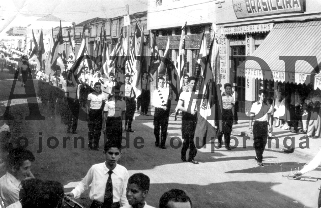 Empunhando bandeiras de todos os estados, estudantes uniformizados desfilaram na rua Amazonas comemorando a data cívica de 7 de setembro. Veja na foto o aspecto do antigo comércio com destaque para Casa Brasileira e ao lado o Bazar Nossa Senhora de Fátima. Hoje o desfile perdeu a tradição e apenas acontece nos grandes centros e capitais com participação dos militares.

***Confira mais desta coluna em nossa edição impressa e online para assinantes.