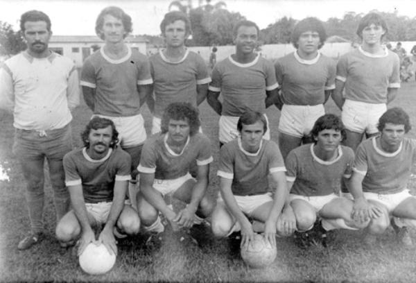 Parisi FC de 1975 - Uma respeitada  equipe do futebol amador. O PARISI FC foi um time bicho-papão, principalmente, quando jogava em casa. Na foto o time de 1975. Confira a partir da esquerda: De pé - Antenor Parisi, Coquinho, Ocrair, Sabará, Bugrão e João Silva. Agachados: Balim, Maritaca, Nei, João e Edéva. A foto pertence ao arquivo pessoal de Bugrão.