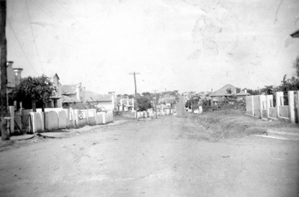 Votuporanga através do tempo - Esta foto é da decada de 1960. Trata-se de uma vista panorâmica da rua Pernambuco esquina com a rua Paraná, na esquina onde está hoje a Fundação Educacional. Na época o local não possuia guia, sarjeta e muito menos asfalto. A foto foi feita pelo nosso colaborador Luiz Carlos Murasse e muito bem conservada em seu arquivo pessoal.