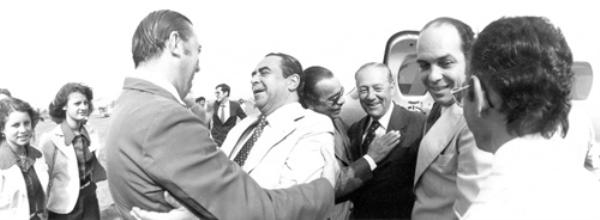 Dirigentes da Caixa Estadual  - A foto é de 1975 - Autoridades do governo visitam Votuporanga para a inauguração do prédio próprio da Caixa Econômica Estadual, hoje desativado na rua Amazonas, esquina com a Ceará. No abraço aparecem o Dr. Eduardo Fontes e o presidente da Caixa Econômica, Afrânio de Oliveira, na sequência pela esquerda, o advogado e vice-prefeito da época Roberto de Lima Campos cumprimentando o direitor do banco Achiles Vezoni, e ainda, destaque para o então prefeito Luiz Garcia De Haro e, de costas, o vereador Deocleciano de Souza Viana Filho. Foto dos arquivos.