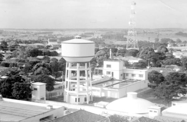 ETA nos anos 80 - Em destaque uma vista aérea da Estação de Tratamento de Água, na rua Pernambuco. Observe que entre a caixa d´agua e a central de tratamento técnico existe obra de ampliação do prédio. Esta melhoria na SAEV foi executada em 1984 na administração do prefeito Mário Pozzobon que tinha como superintendente da Saev, o engenheiro Jesus Silva Mello. A foto nos foi enviada pelo químico Antônio Carlos Ferreira.\r\n