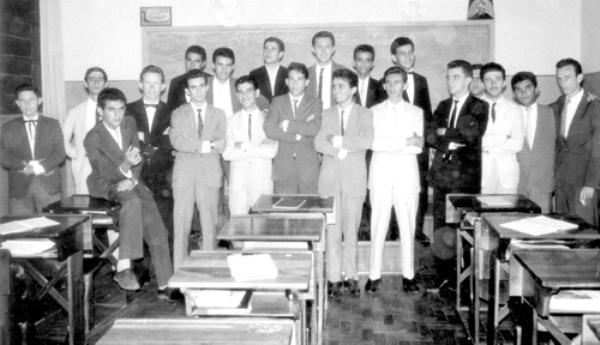 Formatura em 1960 - Eis a turma de formandos do ano de 1960 da Escola Técnica do Comércio “Cruzeiro do Sul”, dirigida pelo professor Cícero Barbosa Lima Júnior e a professora Charmena. O grupo fez posse para esta foto na sala de aula, no dia da formatura. Entre outros, conseguimos identificar: Antônio Teixeira, Sebastião Vacari, José Dutra Filho, Elídio Roda Penha, Joaquim Antônio Lourenço, Jesus Beraldo, Zoroastro Pontes de Araújo, Roberto Carreteiro, Arnaldo Granzoto, Manoel Braolho, Cláudio Aranha de Souza e Davi Mendonça Pontes. A foto pertence ao álbum de família de Elídio Roda Penha.