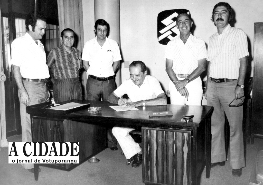 Nesse ato, Salvador Castrequini, tesoureiro do grupo 4 Rios, assinava contrato de financiamento com o Banco do Brasil para a construção do frigorífico. Era o início dos anos 70 e Votuporanga ensaiava uma arrancada histórica para o seu desenvolvimento. A implantação do Frigorífico 4 Rios - na época era um dos mais modernos, demonstrando o arrojo da liderança empresarial de Votuporanga. Testemunham o ato, o bancário Carlos Garcia De Haro (gerente da Carteira Agrícola do Banco do Brasil); o presidente do grupo 4 Rios empresário Nasser Marão, o gerente da agência local do Banco do Brasil, Nésio Carnelós; Herculano Beretta - presidente do Sindicato Rural e o advogado Horácio Correia de Moraes. Além dos representantes do Banco do Brasil, os demais formavam a diretoria do Frigorífico 4 Rios