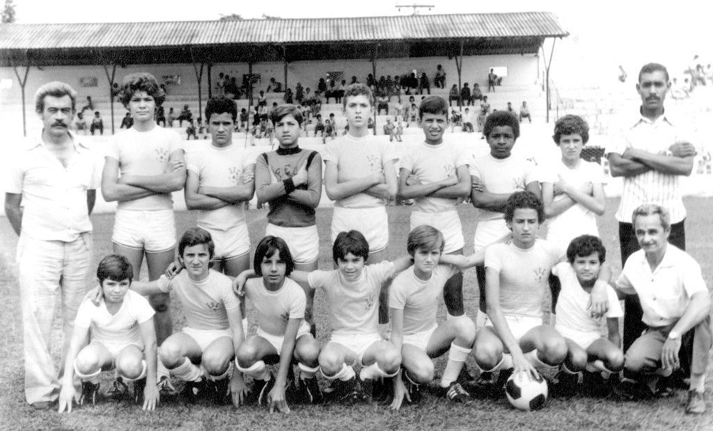 Campeã do Dente de Leite - A Ferroviária Esporte Clube, do Bairro da Estação, foi “bicho-papão” no esporte amador. A Ferroviária mantinha as suas categorias de base. Nesta foto, o time Campeão Dente de Leite de 1977. Da esquerda para a direita, de pé: Um diretor não identificado, Dininho, Paulo, Milton, Adierson (Assary), Wilson, Eraldo (ex-Votuporanguense), Silvio e o técnico Lula. Agachados: Batatinha, Marinho, Edson Procópio, o saudoso Paulo Anoni, Branco (escrivão de Polícia), Pregão, Toniquinho e o sr. Procópio