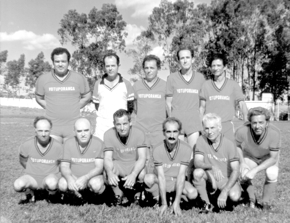 A equipe da SAEV reunia o seu time de veteranos para um jogo na AABB. A maioria dos jogadores era funcionário da autarquia e hoje está aposentado. Aparecem de pé, a partir da esquerda: Ademir, Osório Casado, Daniel Graciano (falecido), Frutuoso e Baiano. Agachados: Vitorinho, Luiz Galisteu, Joel, Chico da Guia, Marcelo e José Galisteu. A foto é do arquivo pessoal de Frutuoso Marim Jurenti 