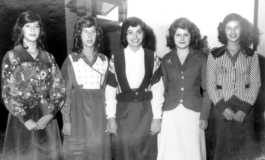 Por tradição, nos anos 70, o Votuporanga Clube promovia um requintado coquetel antecedendo o Baile das Debutantes. Era a oportunidade do congraçamento das famílias com as meninas que fariam o seu “debut”. Essa foto foi colhida num desses coquetéis. Aparecem a partir da esquerda: Márcia e Sandra Mazzaferro Costa, Tânia Pardo da Costa, Patrícia (prima delas de São Paulo) e Marly Eleutério Rodrigues. A foto é de Rames Cury