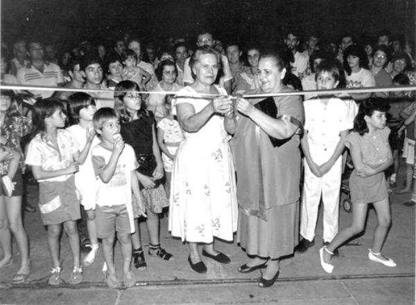 Inauguração - Em primeiro plano a saudosa Sônia Sareta Barbosa Lima e Maria Muro Pozzobon, desatando a fita simbólica num ato prestigiado por muita gente, provavelmente, uma obra no Centro Social (antigo Círculo Operário)