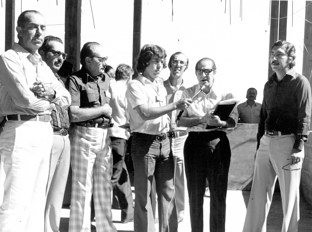 Ano 1977 - Sob a liderança empresarial de Nasser Marão, Votuporanga marcou etapa de progresso com a inauguração do Frigorifico 4 Rios S.A. A foto registra o ato de conclusão das obras com os principais diretores do empreendimento. A partir da esquerda: Herculano Beretta, Juvenal Domingos Martins Lopes, Salvador Castrequine, Orlando Beretta e o advogado Horácio Correa de Moraes. Todos acompanham a entrevista do saudoso Nasser Marão ao jornalista João Carlos Ferreira.
