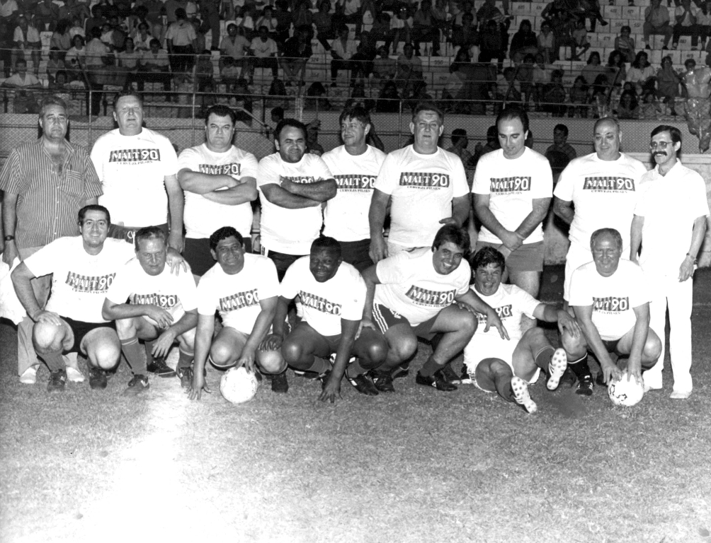 Um jogo reunindo Gordos x Magros com renda beneficente levou muita gente ao antigo estádio “Plínio Marin” em 1980. Na foto, o time dos gordos (Carga Pesada). De pé, a partir da esquerda: Darci Quatrochi (técnico), Pedrão Stefanelli, Dr. Hélio Martins, Duquita, Desidério, Roberto Bianchini, Ivo Matavelli, Jurani Pereira da Silva e Nélsinho Mateus Olgado. Agachados: (?), Moacir Pansani, Wanderley Menegheti, Fifi, Egmar Marão, José Carlos de Melo e (?) .
