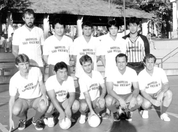 Time do Móveis São Vicente - A foto é de 1986 e registra a poderosa equipe de Móveis São Vicente pronta para mais um jogo pelo Campeonato Interno do Assary. De pé, a partir da esquerda: Bozó, Chico Namba, Toniquinho, Valmir (Miro Japonês) e Tadashi. Agachados: Luizinho, Car-los Sumiô (Baiano), Diora, Virgílio (Careca) e Arnaldo Bronzati (Nê) . A foto pertence ao arquivo pessoal de Luiz Henrique da Silva - o Luizinho do Bar.