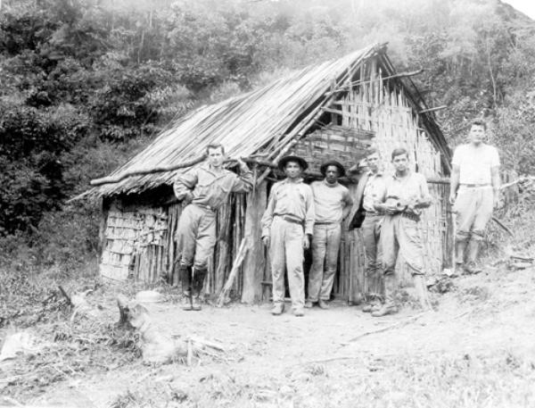 Pousada de Tropeiros - Esta foto foi enviada para os arquivos do jornal. Não há identificação dos personagens que aparecem diante do rancho. No verso apenas uma inscrição:” Pousada de Tropeiros na época da fundação da cidade”. Se algum prezado leitor, dispor de mais detalhes por gentileza entre em contato com a nossa redação.