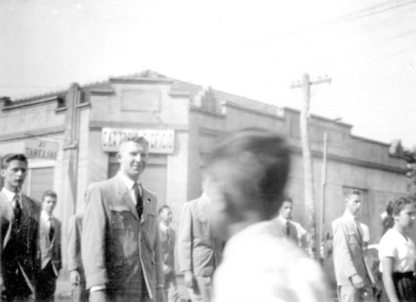 Desfile em 1952 - Esse é o registro de um desfile cívico de 15 de novembro (Proclamação da República) no ano de 1952. De paletó e gravata, os alunos do Colégio Comercial, em plena Rua Amazonas, em frente ao Cartório do 2º Ofício (do cartorário Capitão Almeida). Na época era a Escola Técnica “Cruzeiro do Sul” do saudoso professor Cícero Barbosa Lima Júnior. Nosso colaborador Dagoberto José Mira Alves (Dado) identificou da esquerda para a direita: Joaquim Marques, Victor Artioli e Antonio Poiani (Nico). A foto pertence ao album de Joaquim Marques