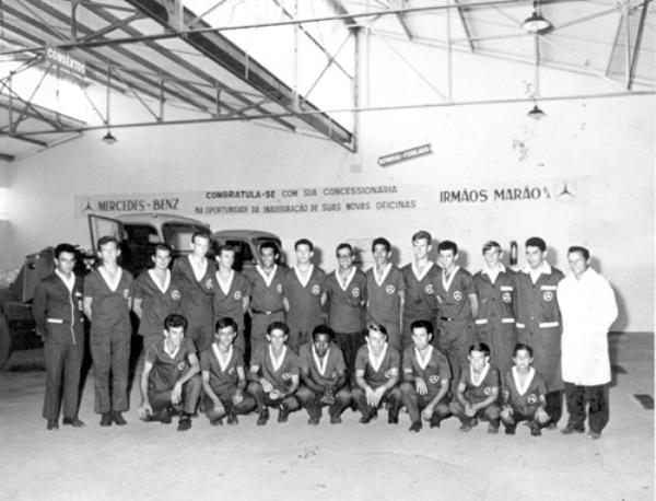 O pessoal da Mercedes Benz - A foto é dos anos 70 quando a concessionária Mercedes Benz pertencia a empresa Irmãos Marão e atendia com loja e oficina no centro da cidade, na Rua Amazonas. Veja quem vestia a camisa da Mercedes naquela época, conferindo da esquerda para a direita, de pé: Orlando, Ivo, Ismael, Fiori, Domingos, Onézio, Waldir , Jacir, Tiburcio, Aderson, Waldir, Alcides (dono da foto), Décio e Ìtalo. Agachados na mesma ordem: Mirim, Lobo, Geraldo, Floriano, Biriba, Nardo, Dorival e Freire. A foto pertence ao arquivo familiar de Alcides Coelho