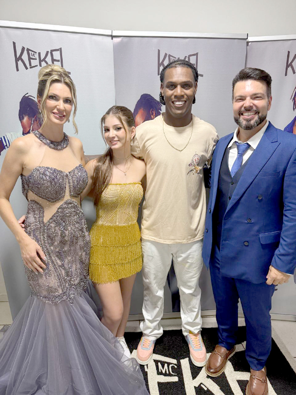 Durante a festa de 15 anos de Valentina Castrequini, realizada no último dia 15 de fevereiro com o tema Baile de Máscaras, a família celebrou a data especial ao lado de grandes amigos. A mãe da debutante, Janaína Castrequini, o irmão Benjamin Castrequini e o pai, Serginho Castrequini viveram essa noite de magia e encantos juntinho da princesa Valentina que estava deslumbrante em seus trajes apresentados. Entre as atrações da festa, o cantor MC Kekel, foi um dos famosos que esteve presente, embalando os jovens noite adentro, tornando o evento ainda mais alegre, dançante e inesquecível.