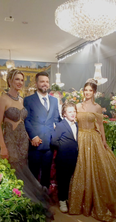 Durante a festa de 15 anos de Valentina Castrequini, realizada no último dia 15 de fevereiro com o tema Baile de Máscaras, a família celebrou a data especial ao lado de grandes amigos. A mãe da debutante, Janaína Castrequini, o irmão Benjamin Castrequini e o pai, Serginho Castrequini viveram essa noite de magia e encantos juntinho da princesa Valentina que estava deslumbrante em seus trajes apresentados. Entre as atrações da festa, o cantor MC Kekel, foi um dos famosos que esteve presente, embalando os jovens noite adentro, tornando o evento ainda mais alegre, dançante e inesquecível.