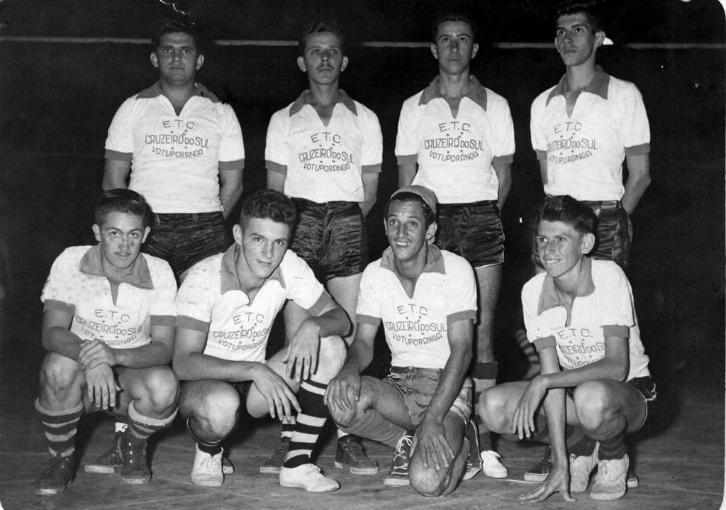 Mais uma foto inédita do famoso time de basquete (bola ao cesto) do Votuporanga Clube dos anos 50/60. Confira a formação da esquerda para a direita, de pé: Denizart Vidigal, Rames Cury, Antonio Valente Buzato (Mococa) e Valter Costa. Agachados, na mesma ordem: Rui Massuia, Egídio Padovez, Esdras Moreira e João Poiani. Dizem que esse pessoal fez bonito representando a cidade em todas as competições regionais. A foto é do arquivo pessoal de Rames Cury.