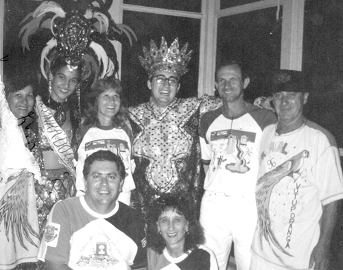 Carnaval de 1996 - Comissão Camisa da Arara. A partir da esquerda, de pé: Waldira de Souza Silva, Fernanda (Rainha do Carnaval), Sonia Mariotto, Juliano Bombom  (Rei Momo), Domingos Mariotto (Presidente do Assary) e Sebastião Marques da Silva. Agachados: Antonio Jaburu e sua mulher Maria Angela
