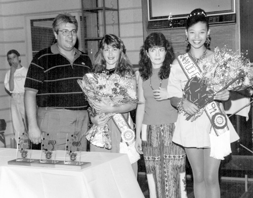 Carnaval 1991 - Ato de passagem de faixa de Rainha no Votuporanga Clube. A partir da esquerda: Egmar Marão Alfagalli (presidente do Votuclube), Vanda (Rainha do Carnaval do Clube em 1990), Jociara Alfagalli (esposa do presidente) e Izabel Cristina (Rainha do Carnaval do Votuclube em 1991)