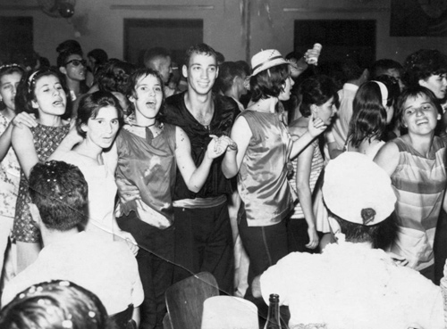 Carnaval de 1963 - Na pista de dança da antiga sede do Votuporanga Clube, o bloco carnavalesco “Fantasia Carrasco”. Da esquerda para a direita: Jurani Pereira da Silva, Marlene Mira Alves, Wilma Pansani