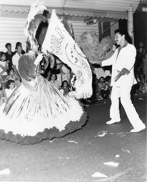 Mestre-Sala e Porta-Bandeira - Santa Fé no auge do seu esplendor encarna o Mestre-Sala e dança com a Porta-bandeira Dinamara Costa, no majestoso desfile de 1986 da Mulata Dengosa