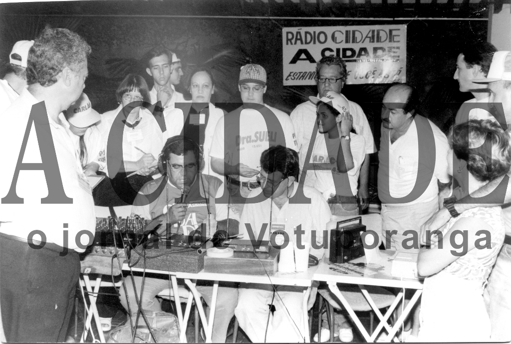 Não é de hoje que a Rádio Cidade faz da apuração dos votos uma festa da democracia. Esta foto é dos anos 80 ainda quando não existia uma eletrônica e os votos eram contados no Votuporanga Clube. A dinâmica da narração feita pelos radialistas Leo Oliveira Filho e João Carlos Ferreira sempre atraiu a atenção dos interessados nos resultados da eleição. “Quem votou tem pressa em saber o resultado”, afirmam. A dupla trabalha junto na apuração de votos desde 1972, na famosa eleição do fubá e maracujá.

***Confira mais desta coluna em nossa edição impressa e online para assinantes.