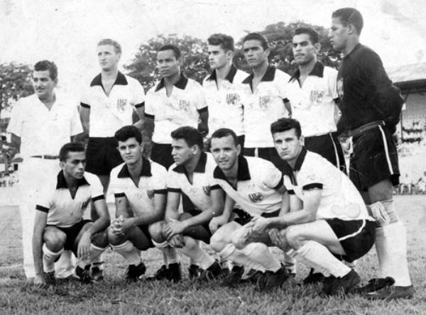 A Votuporanguense em 1960 - Uma época em que o futebol dominava a paixão do povo votuporanguense. Assim como ocorre nos dias de hoje, as tardes de domingo, nesta época, também ficavam com o Estádio lotado. Um timaço, uma seleção regional. Veja quem aparece na foto, de pé, a partir da esquerda: Basilio (do Bradesco), diretor do clube, Miguel, China, Breia, Alfredinho, Carangola e Raimundinho. Agachados: Baguá, Português, Touro, Maurinho e Lupércio.