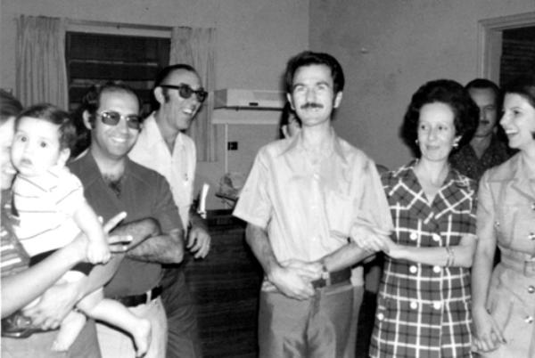 Festa no Lions - A foto é dos anos 70. Uma festa no Lions Clube reuniu amigos comuns e participantes das atividades daquele clube de serviço. O detalhe é para o garoto Elcinho (hoje o veterinário Elcio Sanches Esteves Júnior) que aparece no colo da mãe Maria Hermínia, ao lado do médico Elcio Sanches Esteves, Orlando Beretta, o dentista Aldemir Sanches e esposa Rosa Carmona Sanches, Vera Lúcia Okajima (Cuiabá) e João Alvarenga.\r\n