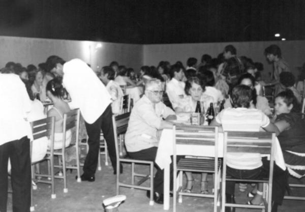 O Natal do Rotary em 1982 - A festiva do Natal é um dos eventos mais tradicionais no calendário dos clubes de serviço e, naturalmente, do Rotary Clube de Votuporanga. Esta foto é de dezembro de 1982. Podem ser identificados alguns rotarianos pioneiros daquele clube de serviço. Em primeiro plano, os saudosos rotarianos Dr. Jamilo Elias Zeitune e a esposa senhora Leonor, e, ainda, o dentista José Hozaná de Carvalho. Foto do arquivo familiar.