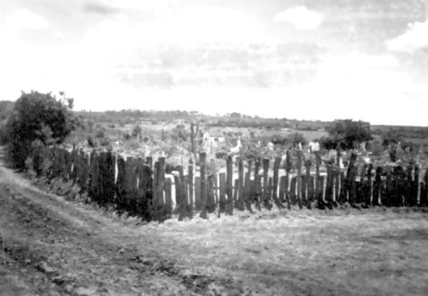 O primeiro cemitério - Votuporanga, fundada em 1937, teve a demarcação da área do cemitério nos primeiros anos da sua existência. Esta foto do início do povoado já mostrava alguns jazigos num terreno cercado de lascas de madeira. Ao centro, a antiga capela datada 1937. O local é o mesmo que hoje está situado o antigo cemitério, na Avenida da Saudade. Nos anos 70, deu-se a construção do segundo cemitério municipal (anexo ao primeiro) e tinha sido projetado para ser um cemitério jardim. Não emplacou. Em vista dos reclamos da população, a segunda parte do novo cemitério ganhou a construção de jazigos, contrariando o projeto inicial.