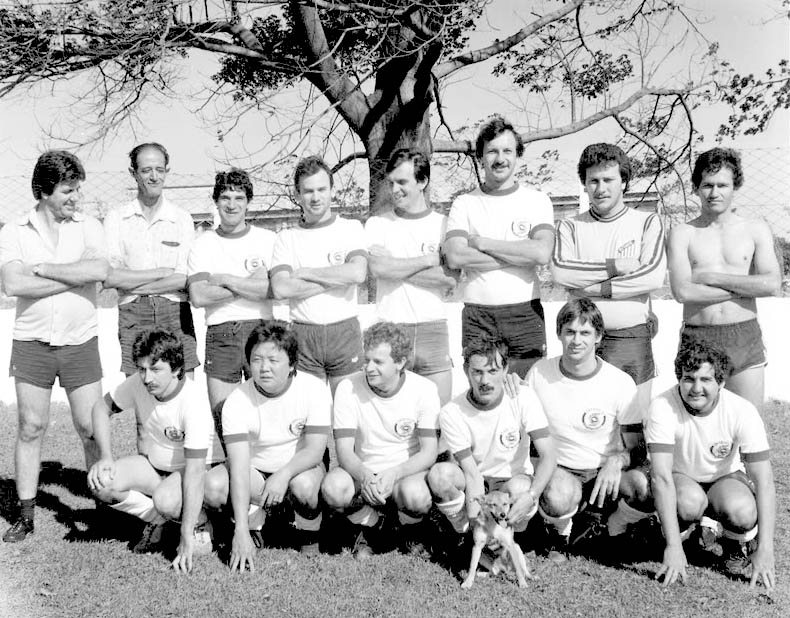 Foto tirada no campo da Apae de Votuporanga-SP no início dos anos 80, representando Sintetel e Telesp Clube. Em pé estão: Poletti, João Curti (In memeorian), José Roberto Miranda, José Luis Fileto, Nilson Marson, Valentim Mane (In memeorian), Voltan e Cidinho (In memeorian); agachados: Adail, Toshio Tamanaha, Donizete Peixoto Rodrigues, José Luis Betio, Mauricio Santini e Antonio Carlos Muniz. O arquivo é de José Alberto Pereira de Castro.
