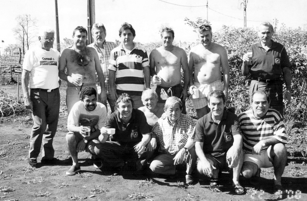 Esta foto é de 1997.O encontro deu-se num rancho em Cardoso, mas o pessoal se identificava como  “integrantes do movimento “Sem Ranchos”. Veja quem são eles conferindo da esquerda para a direita: Antonio Lindário de Queiros, Rubens Gaspar, Inácio Azevedo Molina, Alcides da Silva, Homero Zamboni, Luiz Carlos Lui e José Dezidério Fernandes. Agachados: Dr. Milton Domingos dos Santos, Valdir Pianta, Iedo Carlos Francischetti, Antonio Murasse, Ademar Loppes Crespo e Vicente (Rosalito). A foto pertence ao arquivo pessoal de Luiz Carlos Murasse.